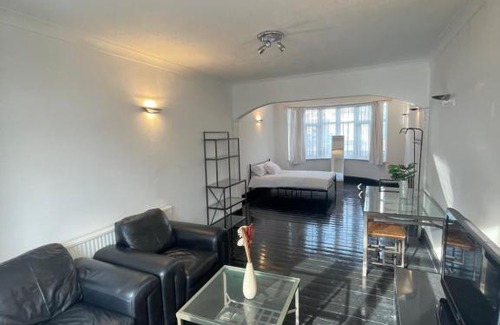 Lea Bridge House | Spacious room with Garden