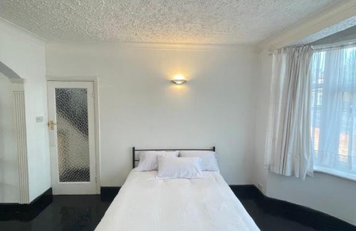 Lea Bridge House | Spacious room with Garden