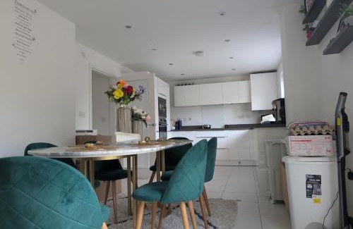 Ridgeway House | Spacious Room With Kingsize Bed