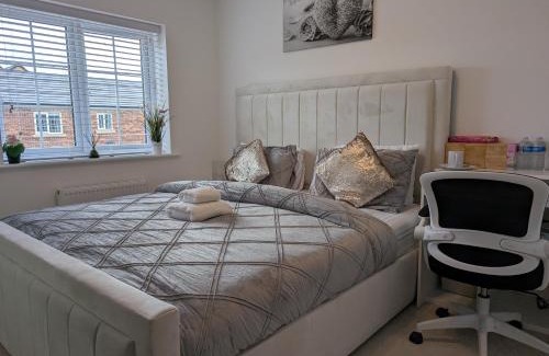 Ridgeway House | Spacious Room With Kingsize Bed