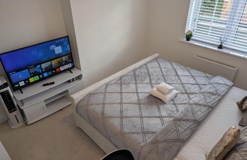 Ridgeway House | Spacious Room With Kingsize Bed
