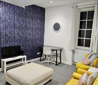 Saint Paul's House | Spacious room with private living room
