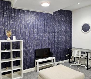 Saint Paul's House | Spacious room with private living room