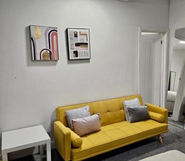 Saint Paul's House | Spacious room with private living room