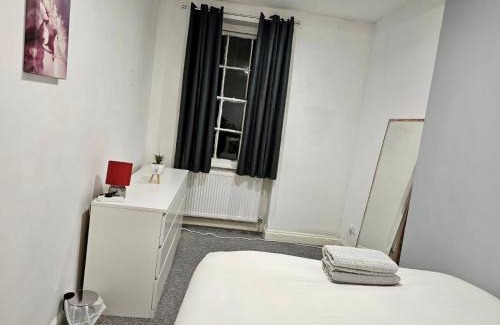 Saint Paul's House | Spacious room with private living room