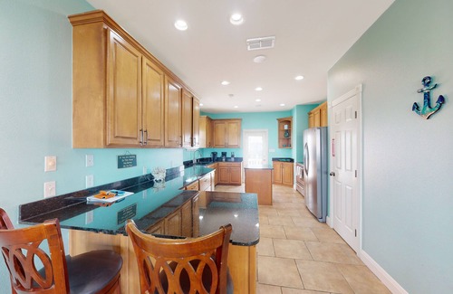 Port Aransas House | Spacious Royal Sands Retreat | Balcony Views | Pool & Beach Boardwalk