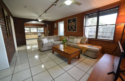 Goomboorian House | Spacious Rural Stay - for Work or Large groups