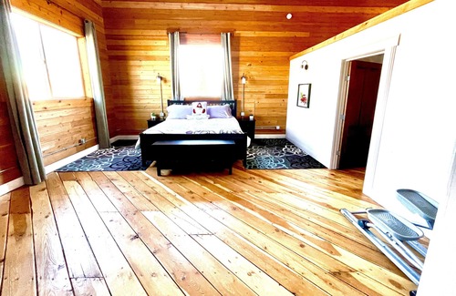 Hamilton Apartment | Spacious Rustic Loft