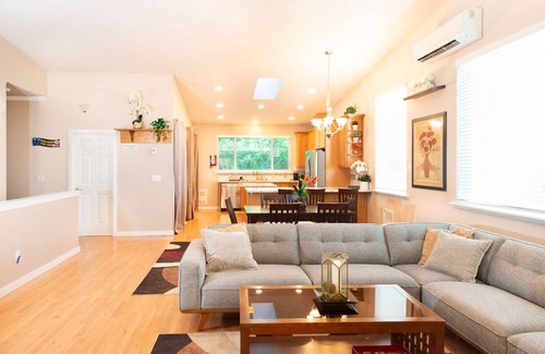 Brighton House | Spacious Seattle Duplex Home for Families and Pets!