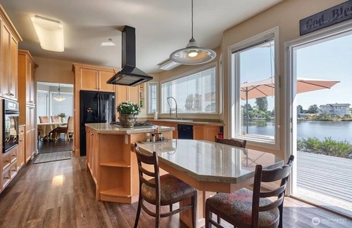Point Roberts Villa | Spacious Second Floor Queen bedroom (Lily Point)