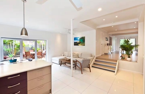 Burleigh Waters House | Spacious & Secure Family Beach Oasis