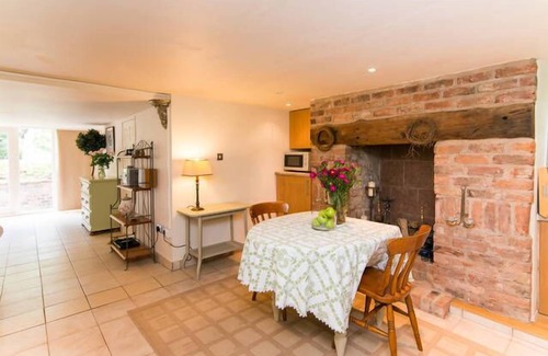 Trafford Apartment | Spacious Self Contained Studio Apartment - Free Wi-Fi & Parking