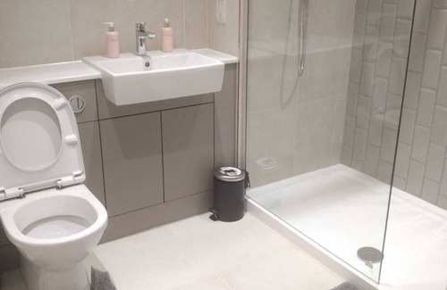 Whittington Apartment | spacious service apartment five minutes walk to Royal Air Force Museum London