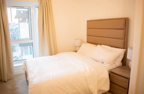 Whittington Apartment | spacious service apartment five minutes walk to Royal Air Force Museum London
