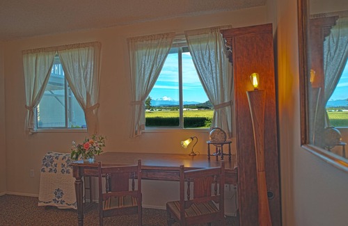 Mount Vernon House | Spacious Skagit Valley Guest House With Stunning Views Of Mount Baker.