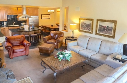 Mammoth Lakes Condo | Spacious Snowbird Condo Great For Families! Close to Mammoth Mountain's Canyon Lodge and Village Gondola! (Snowbird 202)