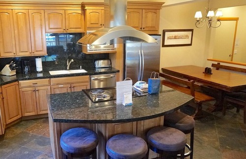 Mammoth Lakes Condo | Spacious Snowbird Condo Great For Families! Close to Mammoth Mountain's Canyon Lodge and Village Gondola! (Snowbird 202)
