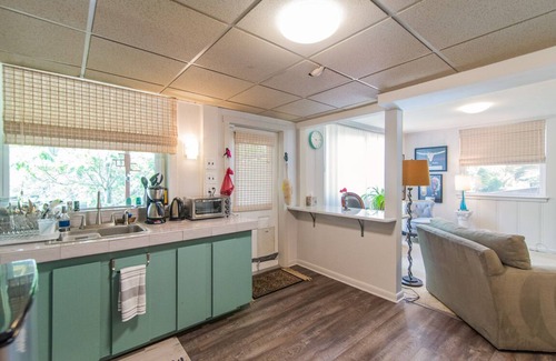 Donelson Hills Apartment | SPACIOUS, SPARKLING Country Living in the City - 4.3 miles to Downtown 5 stars!