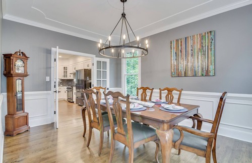Martinez House | Spacious Stay off Stevens Way