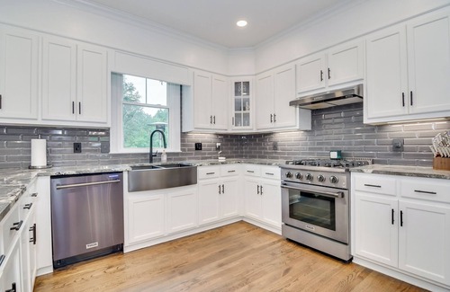Martinez House | Spacious Stay off Stevens Way