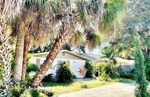 Gulf Gate Estates Apartment | Spacious Studio 8 minutes drive to Siesta Key and so much more!