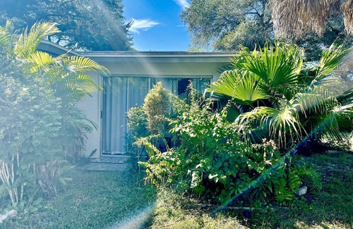 Gulf Gate Estates Apartment | Spacious Studio 8 minutes drive to Siesta Key and so much more!