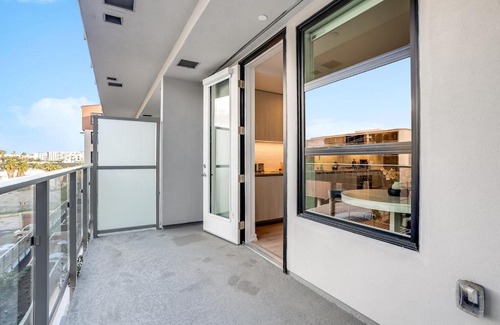 Los Angeles Apartment | Spacious Studio - Hollywood Pool, Parking, Sauna