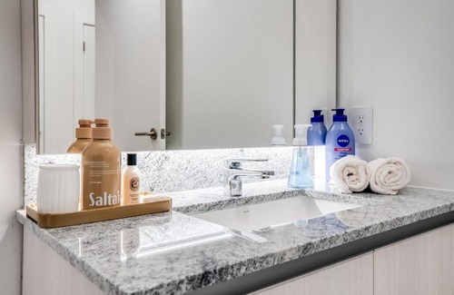 Los Angeles Apartment | Spacious Studio - Hollywood Pool, Parking, Sauna