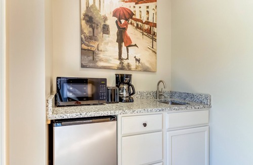 Helen Apartment | Spacious studio in the heart of Helen with flatscreen TV and free WiFi
