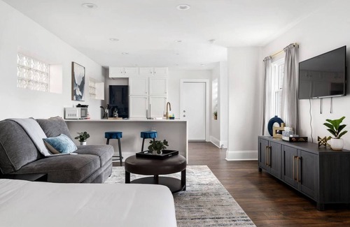 Weinland Park House | Spacious Studio w/King Bed | Walk to OSU + Bars