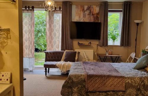 West Molesey Apartment | Spacious Studio with Free Parking West Molesey KT8