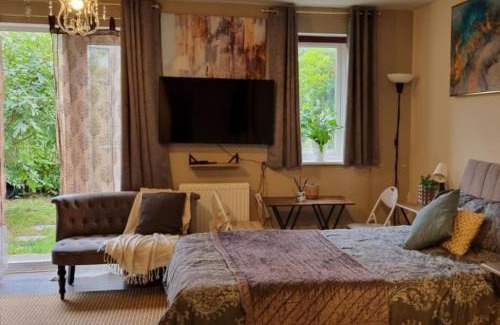 West Molesey Apartment | Spacious Studio with Free Parking West Molesey KT8