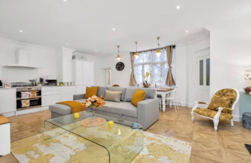 West Kensington Apartment | Spacious & Stylish 3-Bedroom Apartment in Prime West Kensington Location