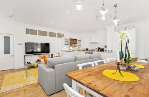 West Kensington Apartment | Spacious & Stylish 3-Bedroom Apartment in Prime West Kensington Location