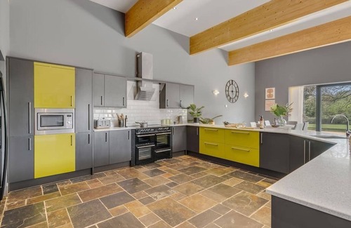 Hethel House | Spacious, stylish 4bed home w/patio, garden & parking