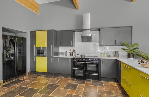Hethel House | Spacious, stylish 4bed home w/patio, garden & parking