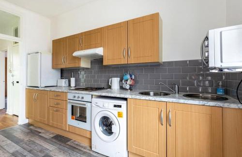 Largs Apartment | Spacious stylish centraly located flat near beach