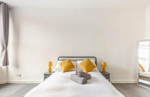 Largs Apartment | Spacious stylish centraly located flat near beach