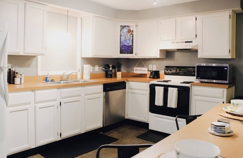 Clifton Apartment | Spacious Stylish Retreat in the Heart of Clifton Neighborhood, King Bed, Coffee!