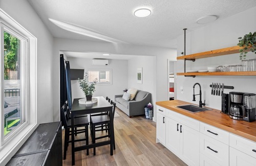 Lake Cowichan Hotel | Spacious Suite at Riverside Boutique Motel - Steel