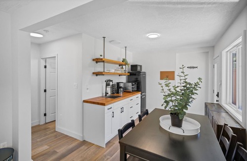 Lake Cowichan Hotel | Spacious Suite at Riverside Boutique Motel - Steel