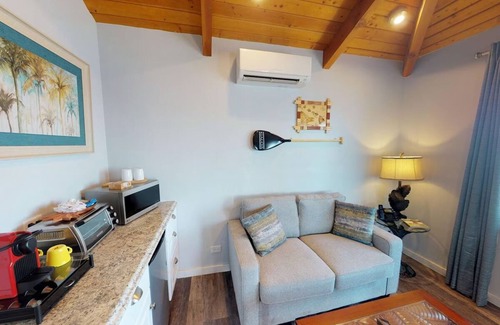 Kaunakakai House | Spacious Suite at Hotel Molokai! Ocean Front Suite with Balcony, Outdoor Pool!