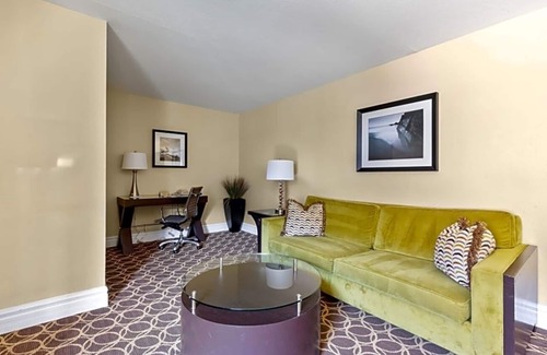 Corte Madera Hotel | Spacious Suite | Courtyard | Outdoor Pool | Free Parking | BBQ Area