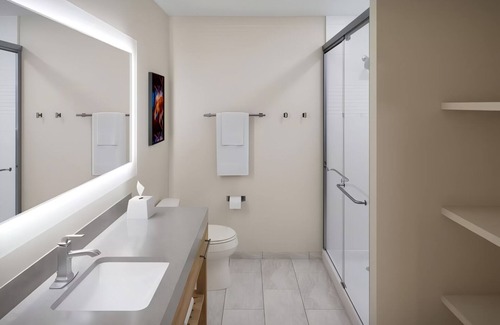 Macomb Hotel | Spacious Suite with Full Kitchen Near Macomb Center for the Performing Arts