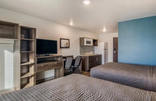 Lowell House | Spacious Suite with Full Kitchen Near War Eagle Mill and Daisy Air Gun Museum