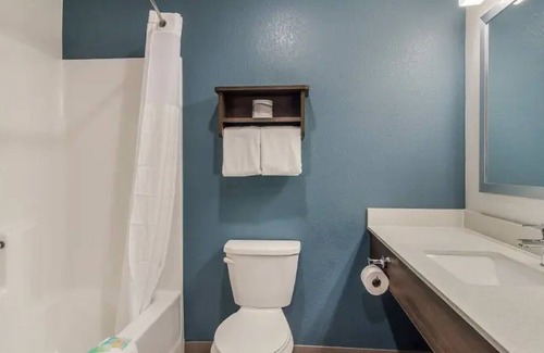 Lowell House | Spacious Suite with Full Kitchen Near War Eagle Mill and Daisy Air Gun Museum
