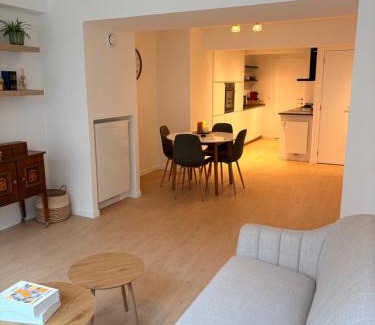 Sint-Lambrechts-Woluwe House | Spacious suite with private bathroom
