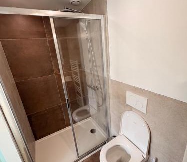 Sint-Lambrechts-Woluwe House | Spacious suite with private bathroom