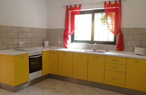 Iklin Apartment | Spacious sunny apartment in large villa.