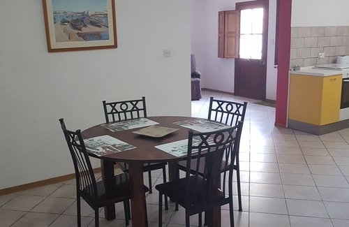 Iklin Apartment | Spacious sunny apartment in large villa.